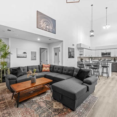Sprawling 8 Bed Complex, Pool Table, Parking!