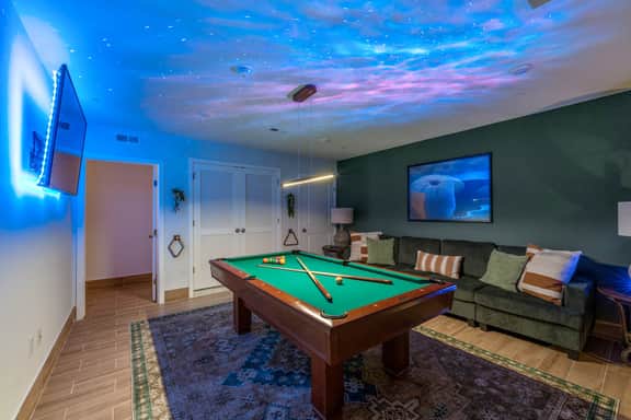 Sprawling 8 Bed Complex, Pool Table, Parking!
